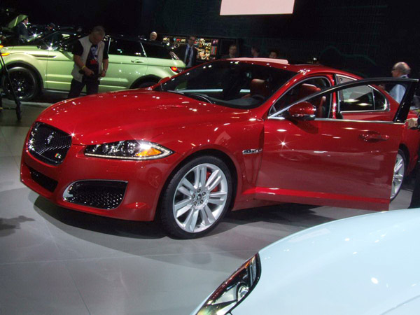 В Нью-Йорке дебютировали новые Jaguar XF и XFR