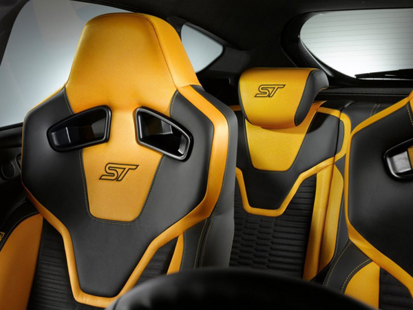 Ford Focus ST 2012 проходит дорожные испытания 