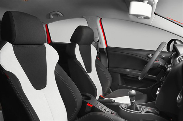 Seat представил новые версии Leon FR и FR+ 