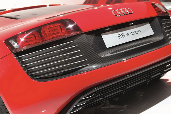 Audi показал первые фото прототипа R8 eTron