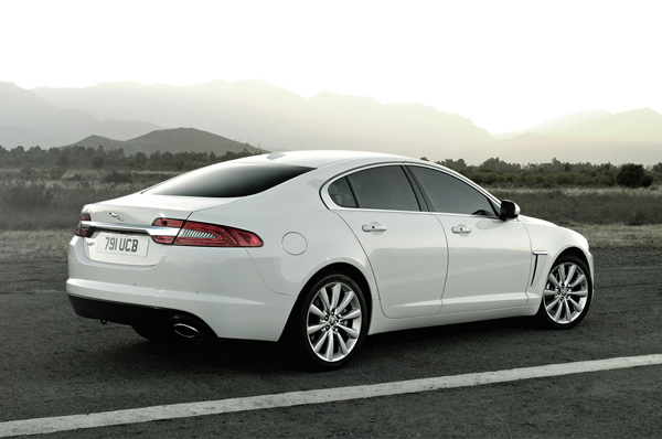 Jaguar выпустил 163-сильную версию седана XF