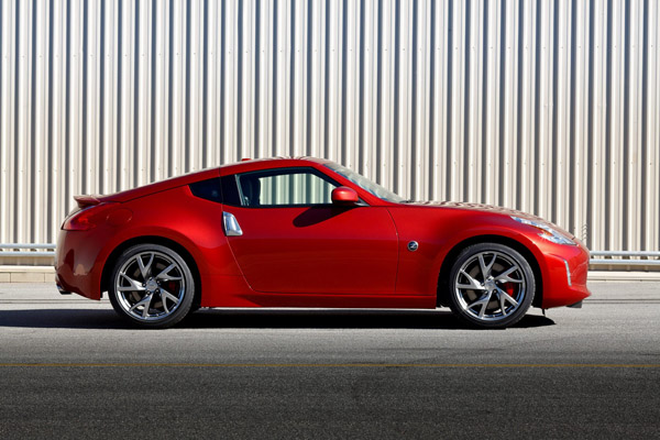 Nissan 370Z получил тонкие обновления на 2013 год