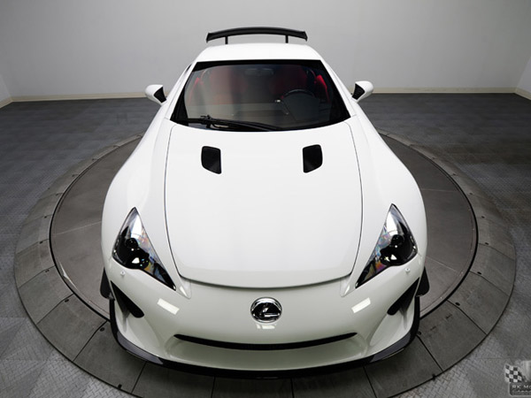 Lexus показал бело-красный LFA Nurburgring Edition