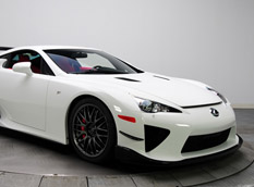 Lexus показал бело-красный LFA Nurburgring Edition