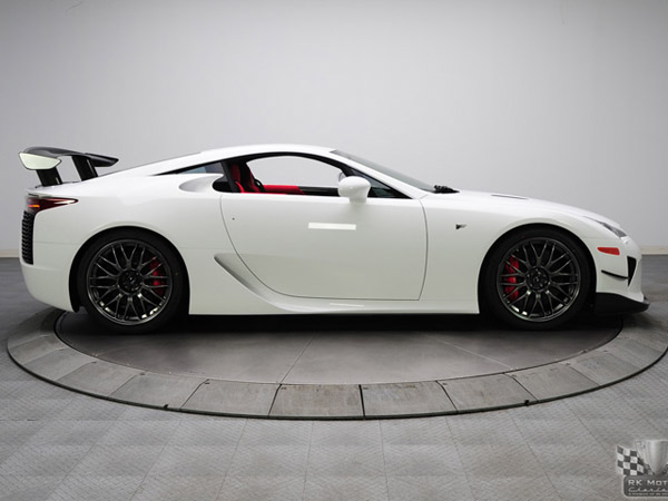 Lexus показал бело-красный LFA Nurburgring Edition