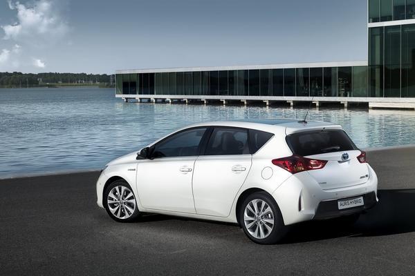 Toyota показала новые модели Auris и Auris Tourer