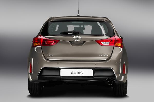Toyota анонсировала цены на новый Auris 2013