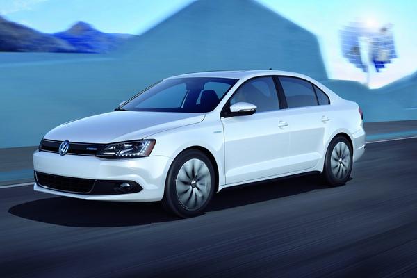 Volkswagen озвучил цены на гибридную версию Jetta