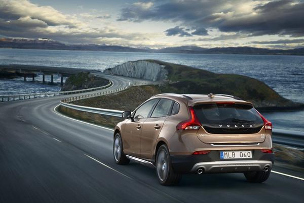 Стала известна стоимость новых моделей Volvo V40