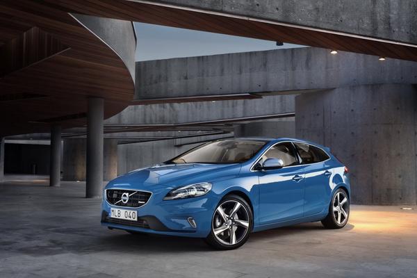 Стала известна стоимость новых моделей Volvo V40