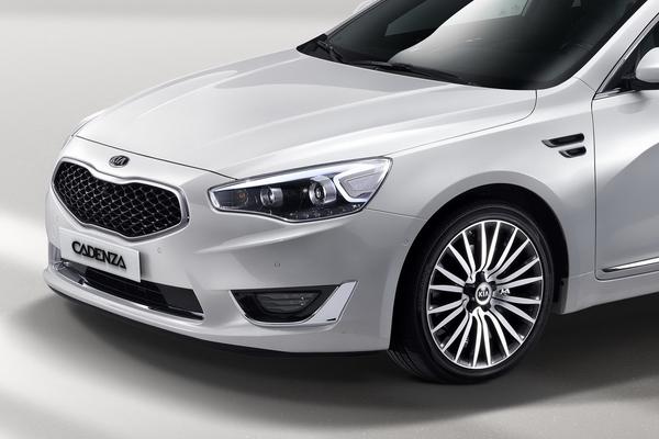 Kia представила среднеразмерный седан K7 / Cadenza