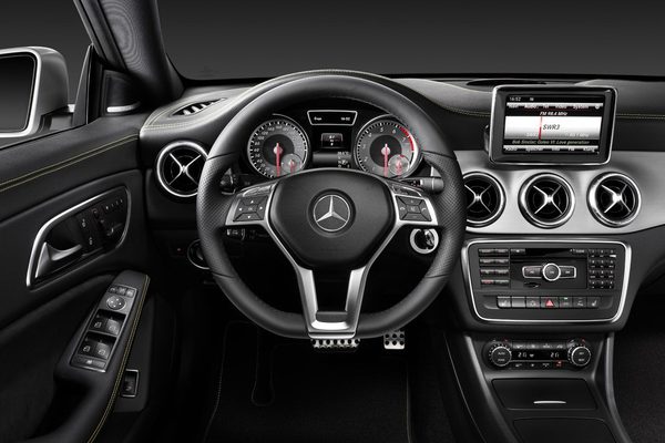 Свежие фотографии и данные о Mercedes-Benz CLA