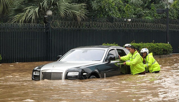 Rolls-Royce Ghost угодил в водную западню  