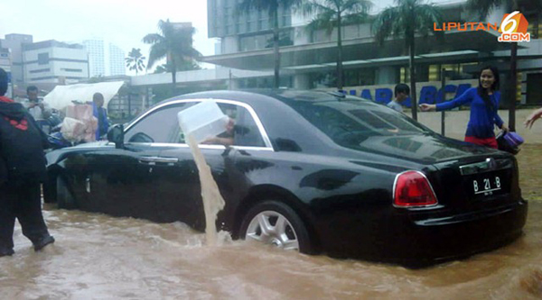 Rolls-Royce Ghost угодил в водную западню  