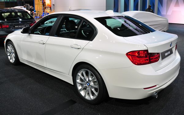 BMW 320i обзавелась новой бюджетной версией 