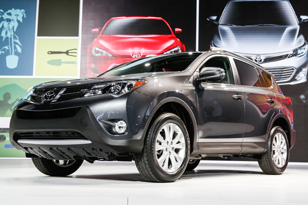 Toyota назвала рублевые цены нового RAV4 