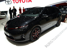 Toyota показала Auris Touring Sports Black Concept