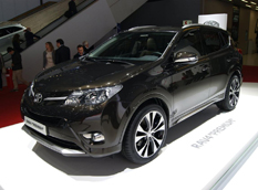 Toyota представила RAV4 Premium и RAV4 Adventure