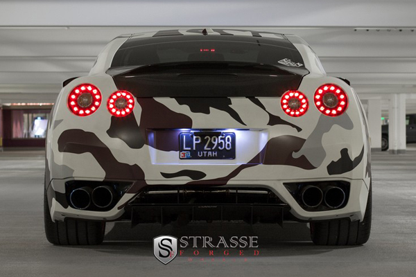 Камуфлированный Nissan GT-R на дисках Strasse