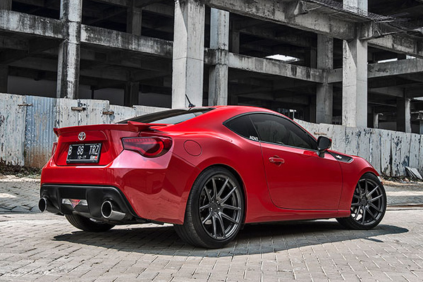 Форсированная Toyota GT 86 на дисках ADV.1 Wheels 