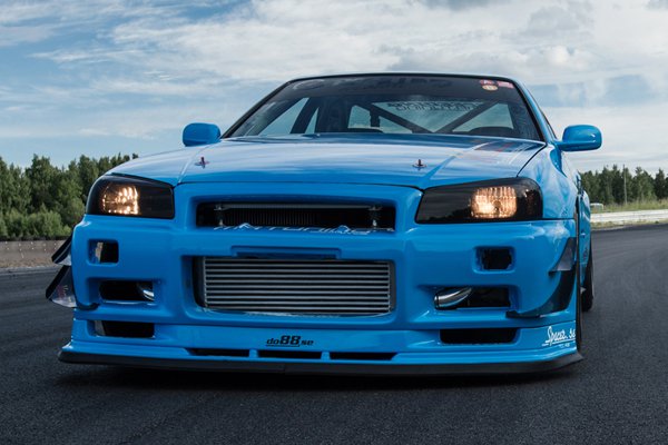 Skyline R34 с 3,0-литровым двигателем Toyota Supra