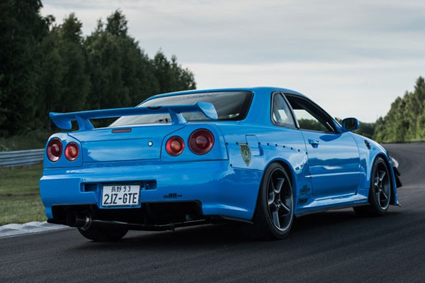 Skyline R34 с 3,0-литровым двигателем Toyota Supra