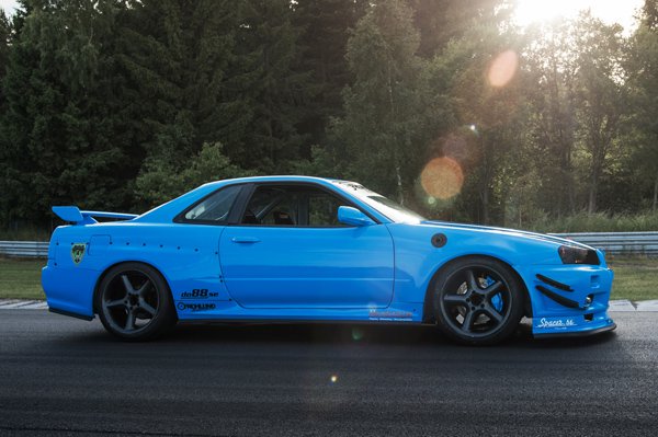 Skyline R34 с 3,0-литровым двигателем Toyota Supra