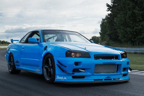 Skyline R34 с 3,0-литровым двигателем Toyota Supra