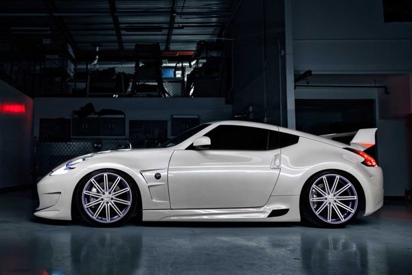 Nissan 370Z Vestito с дисками Vossen Wheels