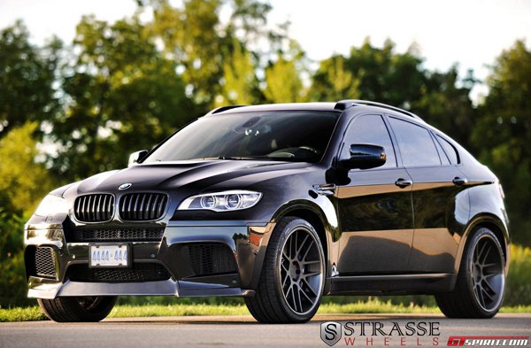 Тюнингованный BMW X6M на дисках Strasse Wheels