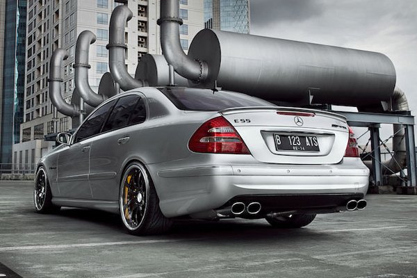 Mercedes E55 AMG (W211) форсировали до 700 л. с.