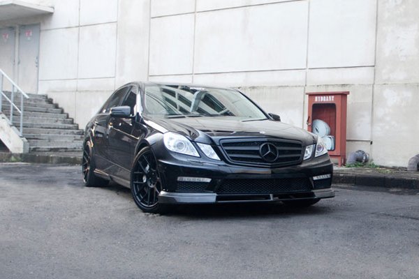 Доработанный Mercedes E-Class W212 в AMG-обвесе