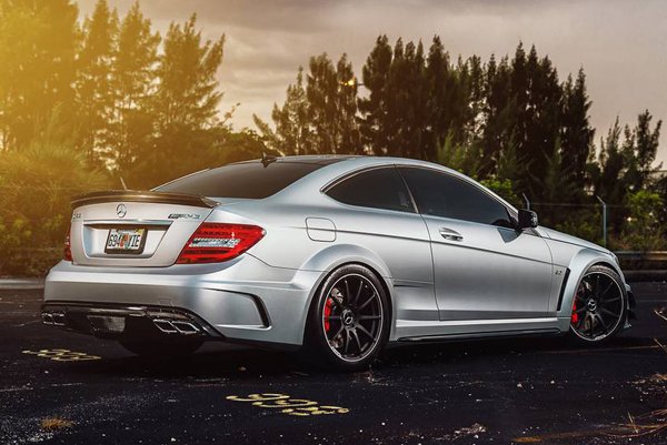 Mode Carbon доработал Mercedes-Benz C63 AMG 