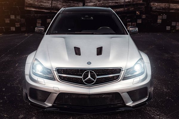 Mode Carbon доработал Mercedes-Benz C63 AMG 