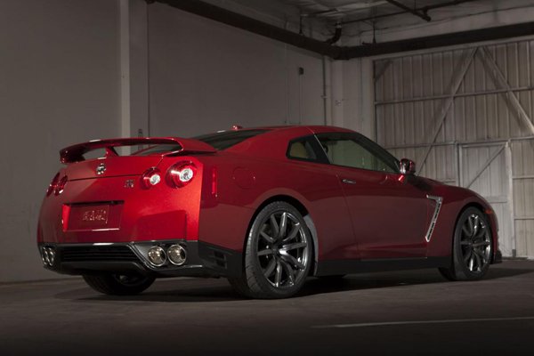 Nissan слегка обновил спорткар GT-R на 2014 год
