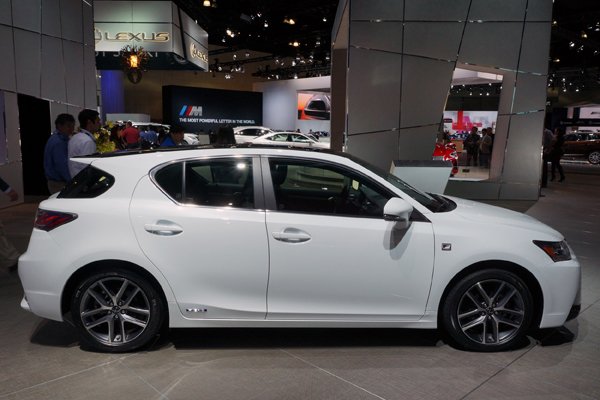 Лос-Анджелес 2013: Lexus CT 200h 2014 года 