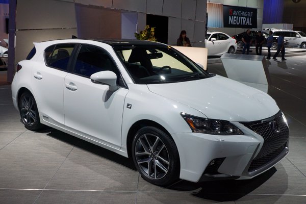 Лос-Анджелес 2013: Lexus CT 200h 2014 года 