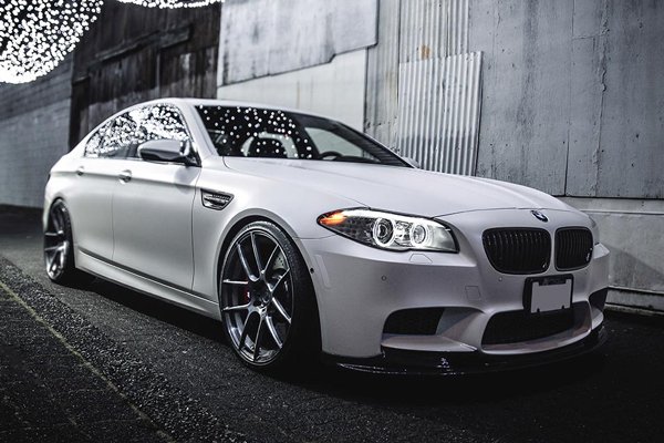 Кастомизированный BMW M5 на дисках ADV.1 Wheels