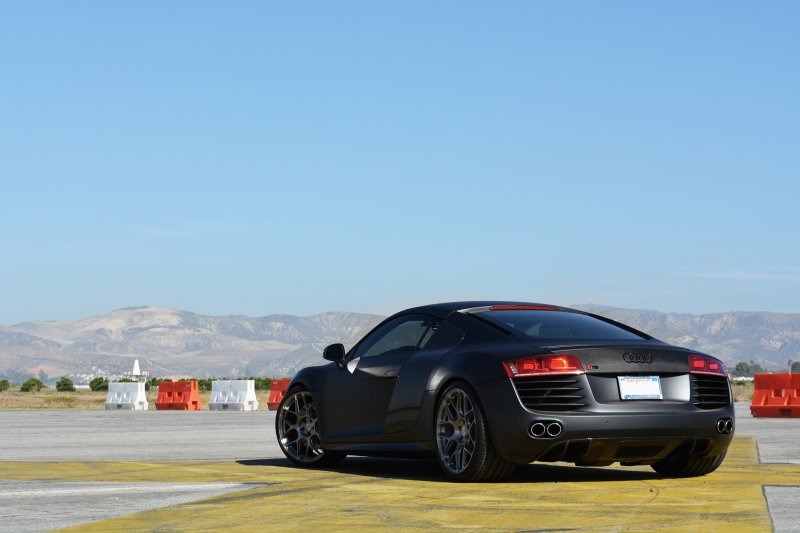 Черный матовый Audi R8 V8 на дисках HRE P40SC 