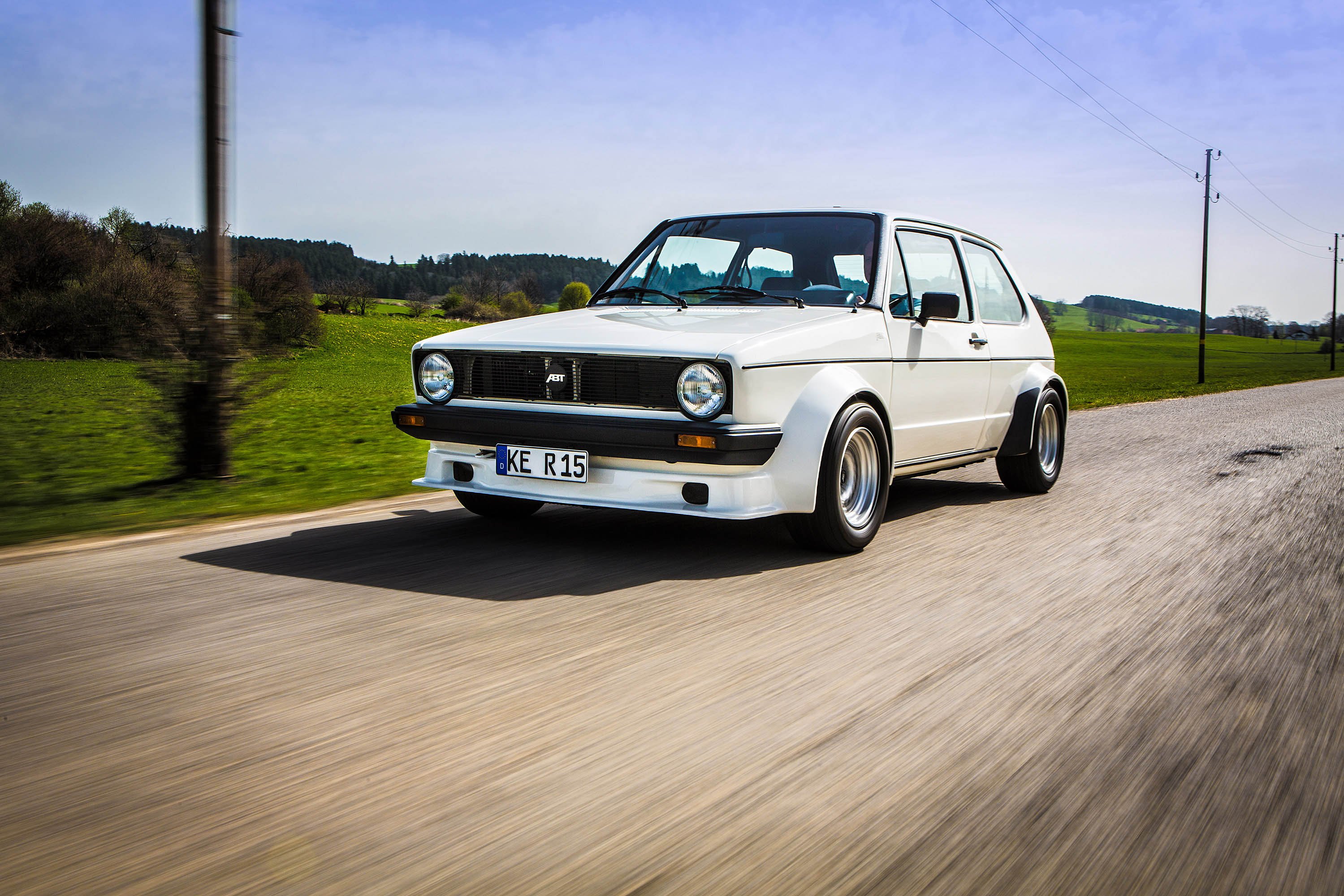 Р‘РµР»С‹Р№ VW Golf mk1