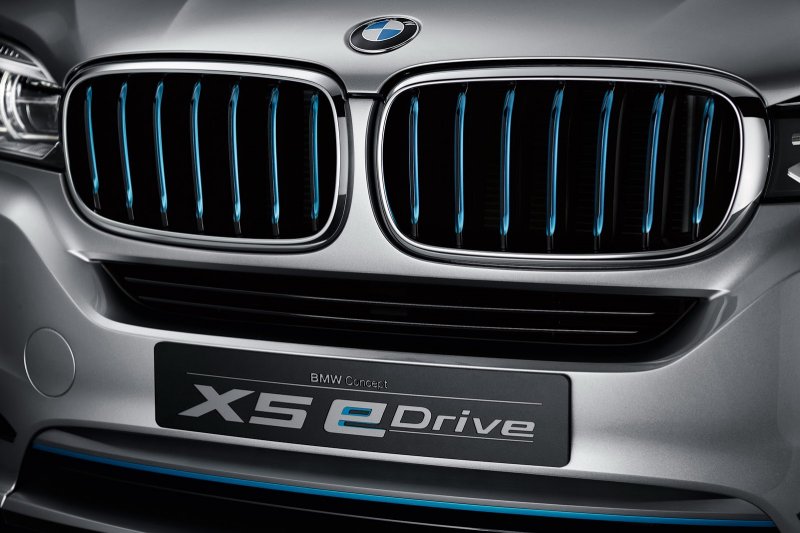 В Нью-Йорке покажут доработанный гибрид BMW X5 eDrive