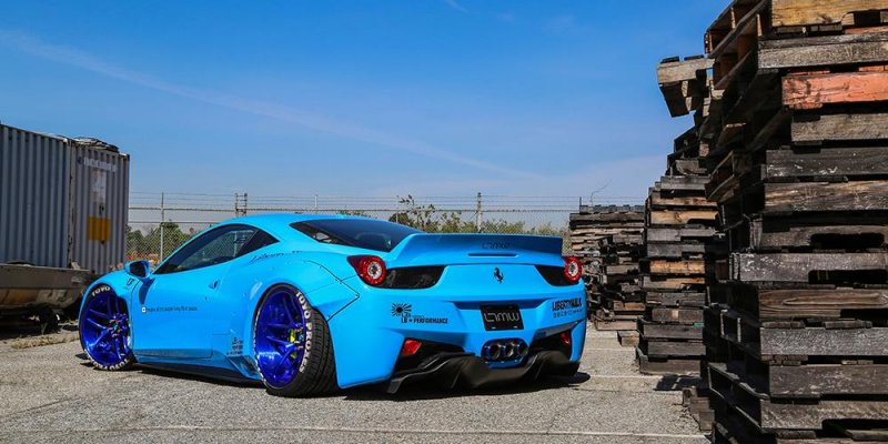 Небесно-голубой Ferrari 458 Italia в широком обвесе Liberty Walk