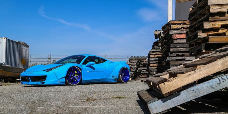 Небесно-голубой Ferrari 458 Italia в широком обвесе Liberty Walk