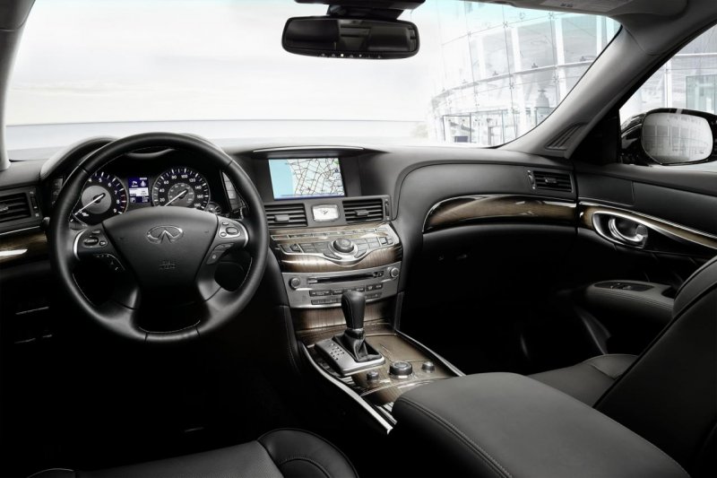 Infiniti слегка обновил седан Q70 и ввел удлиненную версию Q70L 