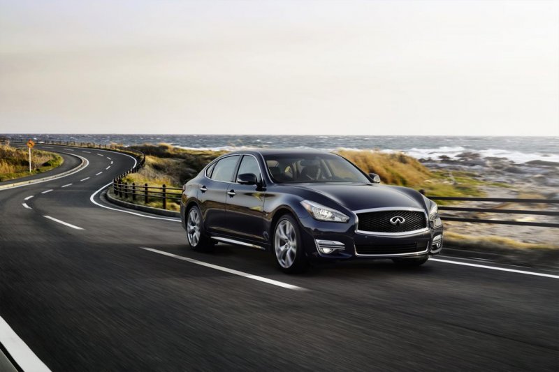 Infiniti слегка обновил седан Q70 и ввел удлиненную версию Q70L 