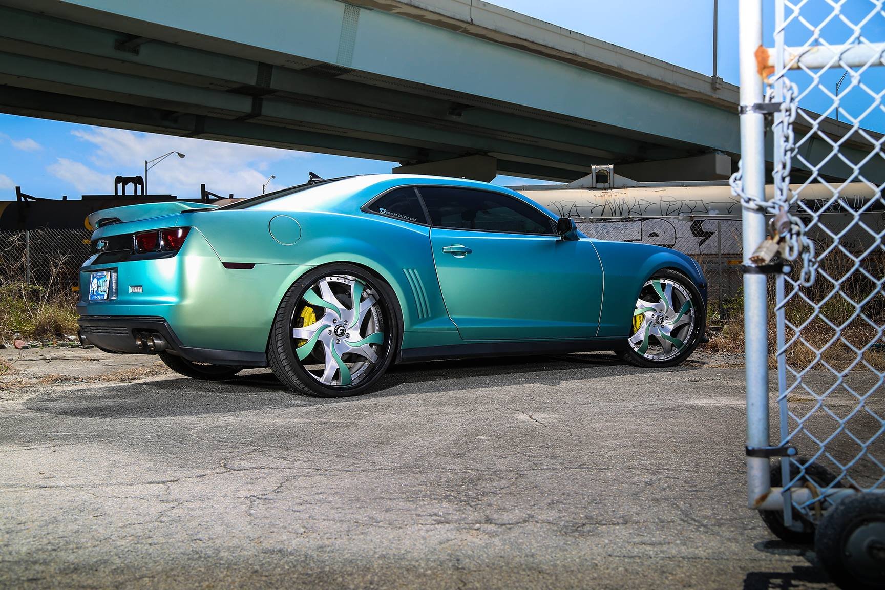 Chevrolet Camaro на 24-дюймовых дисках от Forgiato Wheels.