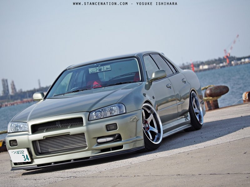 Седан Nissan Skyline R34 GT-T в эксклюзивном тюнинге 