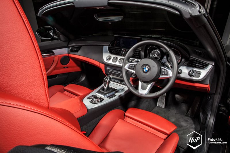 BMW Z4 в легком индонезийском тюнинге