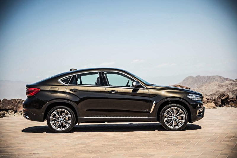 Компания BMW официально рассекретила новое поколение X6