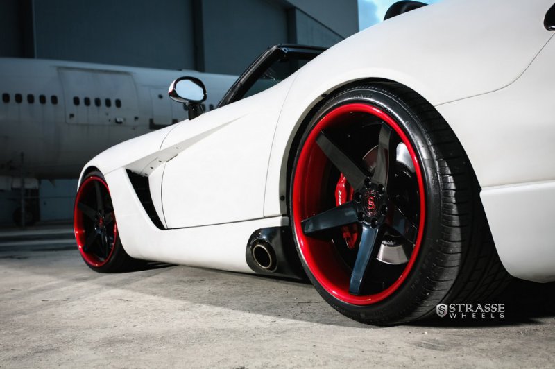 Dodge Viper SRT-10 Roadster на дисках Strasse Wheels